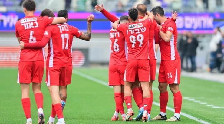 שחקני הפועל תל אביב חוגגים (חגי מיכאלי) שחקני הפועל תל אביב חוגגים