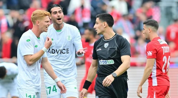 שחקני הפועל כפר סבא באים בטענות לשופט (חגי מיכאלי) שחקני הפועל כפר סבא באים בטענות לשופט