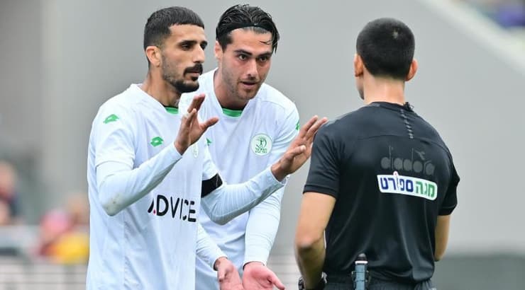 שחקני הפועל כפר סבא באים בטענות לשופט (חגי מיכאלי) שחקני הפועל כפר סבא באים בטענות לשופט