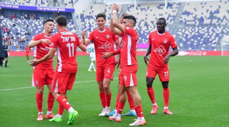 שחקני הפועל תל אביב חוגגים (חגי מיכאלי) שחקני הפועל תל אביב חוגגים