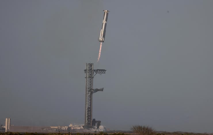 השלב הראשון של המשגר חוזר לקן השיגור (צילום: Joe Skipper / רויטרס) השלב הראשון של המשגר חוזר לקן השיגור