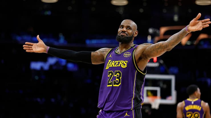 יפרוש? ג'יימס (צילום: RONALD MARTINEZ / GETTY IMAGES NORTH AMERICA / AFP) לברון ג'יימס