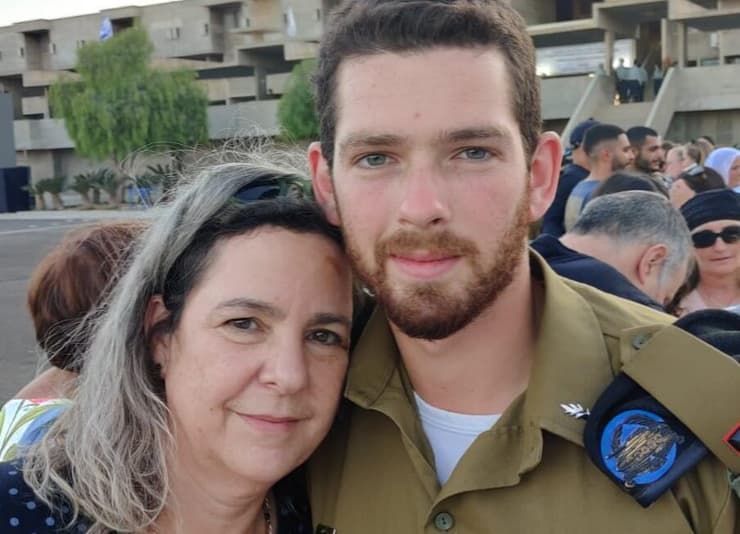 מאיה גזית עם בנה, סרן יהל ז"ל 