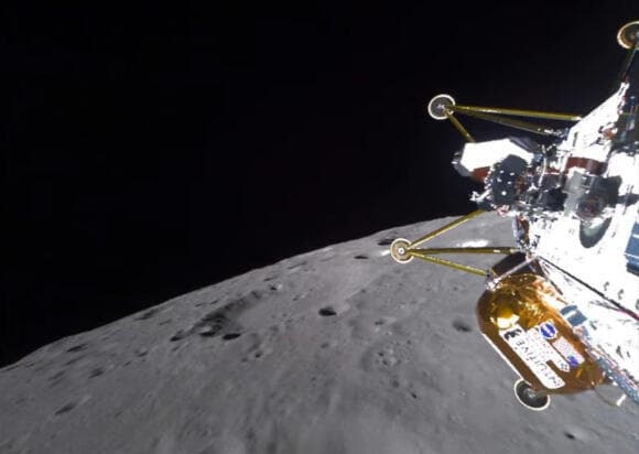 לא ברור אם תצליח לבצע את משימותיה המתוכננות. הנחתת אתנה בצילום עצמי זמן קצר לפני הנחיתה על הירח (מקור: Intuitive Machines) לא ברור אם תצליח לבצע את משימותיה המתוכננות. הנחתת אתנה בצילום עצמי זמן קצר לפני הנחיתה על הירח