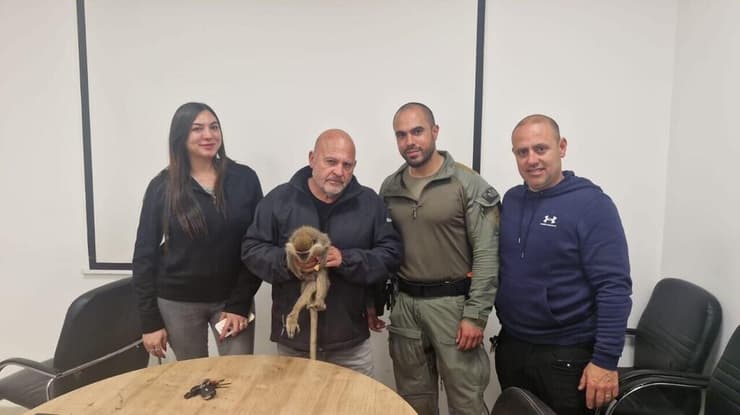 השוטרים עם הקוף שחולץ