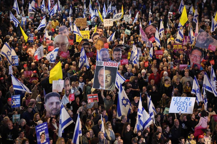 המוני מוחים בהפגנה בבגין