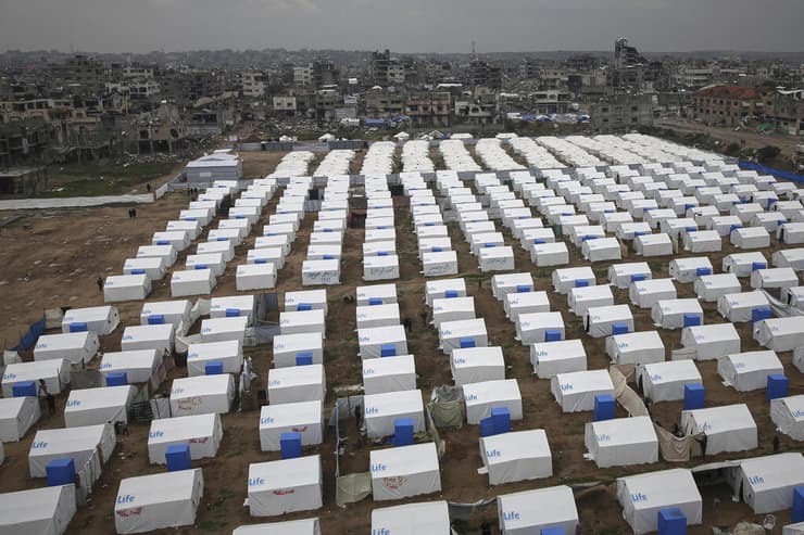 מאות האלפים ששבו לצפון הרצועה יידרשו להתפנות שוב. אוהלים בשכונת זייתון בעזה (צילום: AP Photo/Jehad Alshrafi) שכונת זייתון עזה