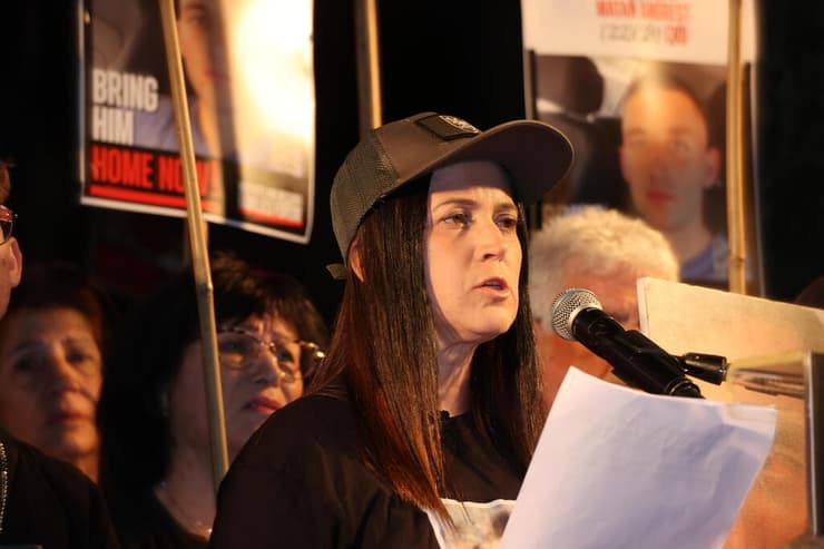 ענת, אמו של מתן אנגרסט, נואמת בעצרת כיכר החטופים