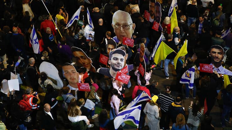 המוני מוחים בהפגנה בבגין
