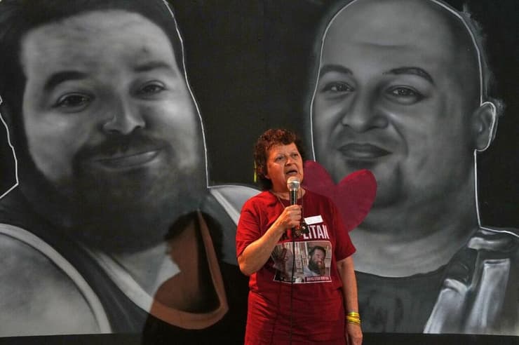 רותי סטרום, אמם של יאיר ואיתן הורן, מדברת במשמרת למען החטופים בכפר סבא