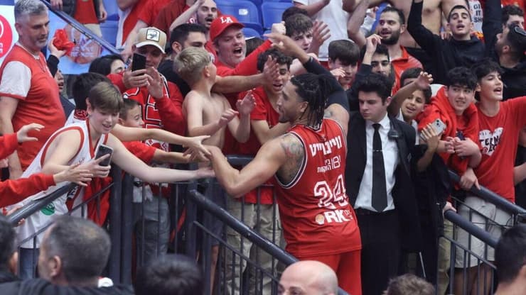 איש ויינרייט חוגג עם אוהדי הפועל ת"א (צילום: מוטי קמחי ) הפועל ת"א הפועל חולון