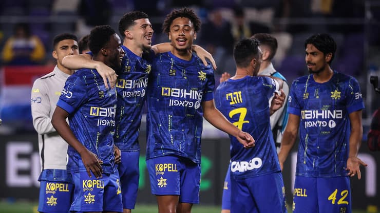 שחקני מכבי ת"א חוגגים את הניצחון על הפועל חיפה (צילום: עוז מועלם) מכבי ת"א הפועל חיפה