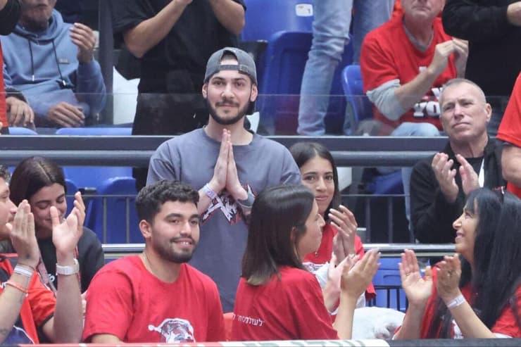 שורד השבי אלי-ה כהן ביציע (צילום: מוטי קמחי) שורד השבי אלי-ה כהן במשחק של הפועל ת"א מול הפועל חולון