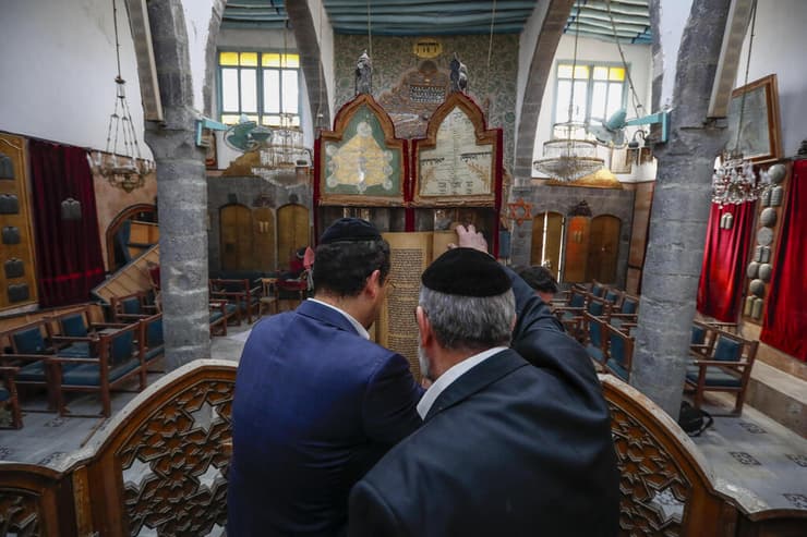 הרב חמרה ובנו קוראים בתורה בבית כנסת בדמשק