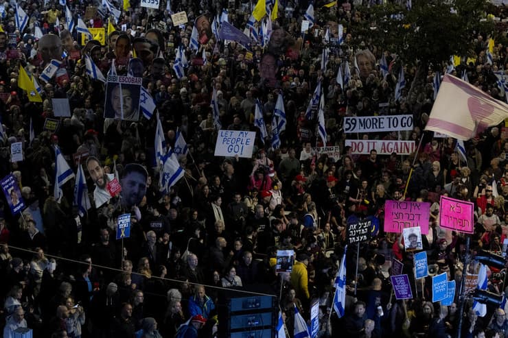 המוני מוחים בהפגנה בבגין