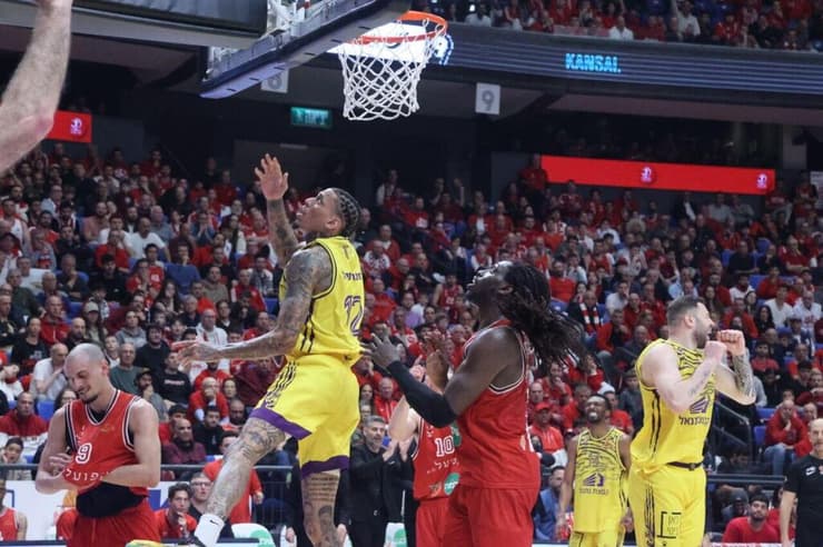 רק כמעט. קייזר מול הפועל ת"א, אתמול (צילום: מוטי קמחי) הפועל ת"א ג'ונתן מוטלי הפועל חולון מייקל קייזר