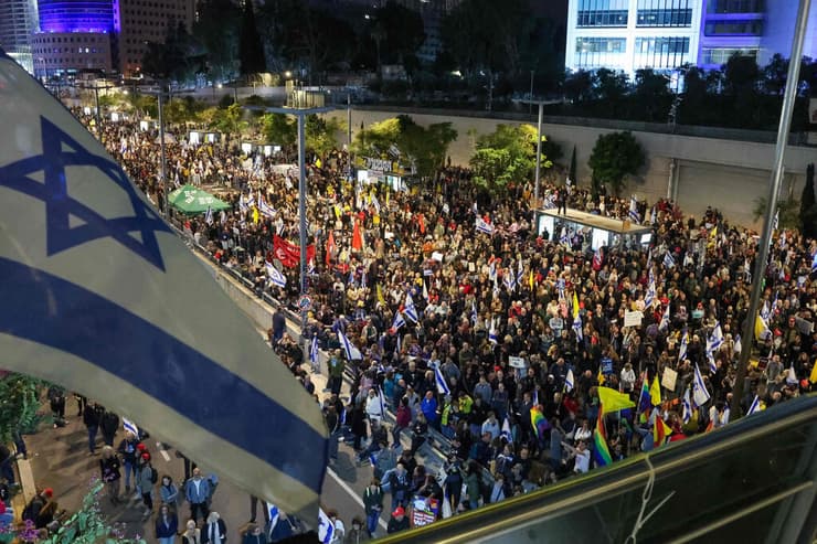 המוני מוחים בהפגנה בבגין