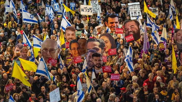 המוני מוחים בהפגנה בבגין