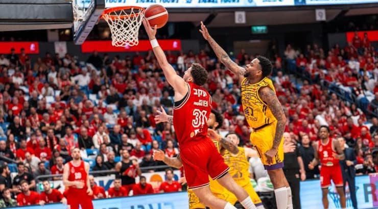 בר טימור מתחת לסל (רועי כפיר) בר טימור מתחת לסל