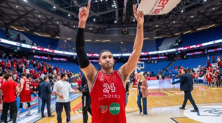 איש וויינרייט חוגג (רועי כפיר) איש וויינרייט חוגג