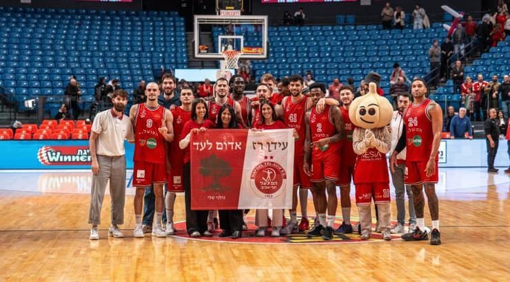 הפועל ת"א עם משפחתו של עידן רז ז"ל (רועי כפיר) הפועל ת"א עם משפחתו של עידן רז ז"ל