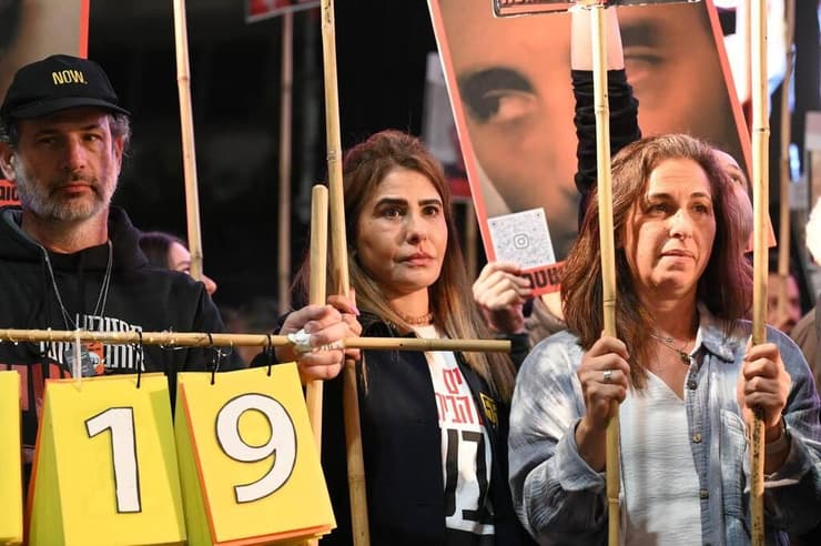 שירה אלבג ואיילת לוי, אימהותיהן של לירי אלבג ונעמה לוי, בעצרת כיכר החטופים