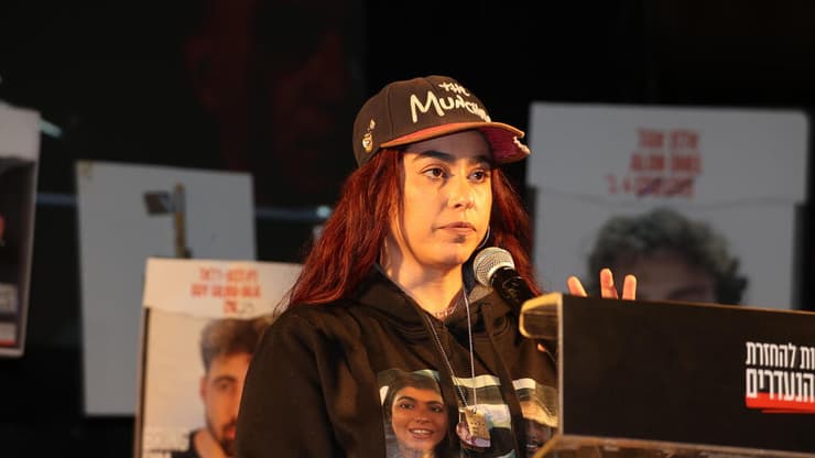 אילנה בכיכר החטופים, בחודש שעבר (צילום: יריב כץ) שורדת השבי אילנה גריצבסקי, בעצרת כיכר החטופים