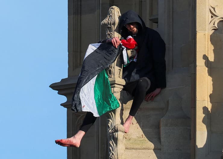 מפגין פרו פלסטיני טיפס על הביג בן באנגליה