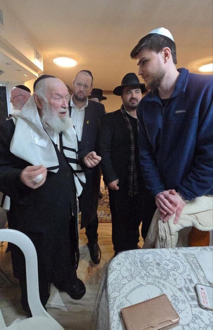 סשה טרופנוב והרב זילברשטיין בבית הרב בבני ברק