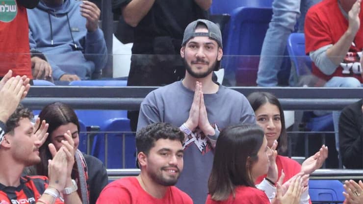 שורד השבי אלי-ה כהן במשחק של הפועל ת"א מול הפועל חולון