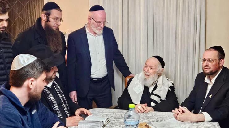 המפגש המרגש בביתו של הרב זילברשטיין בבני ברק