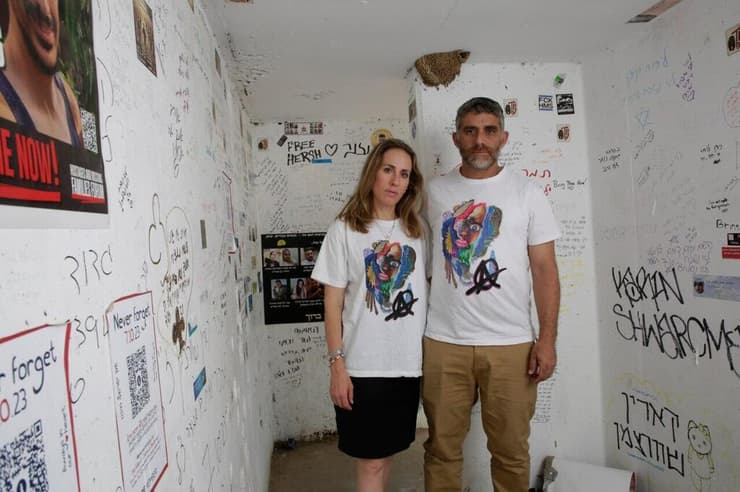 משה ושירה שפירא, הוריו של ענר, במיגונית המוות שבה נרצח