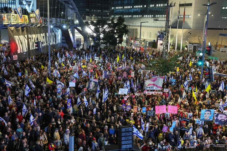 המוני מוחים בהפגנה בבגין
