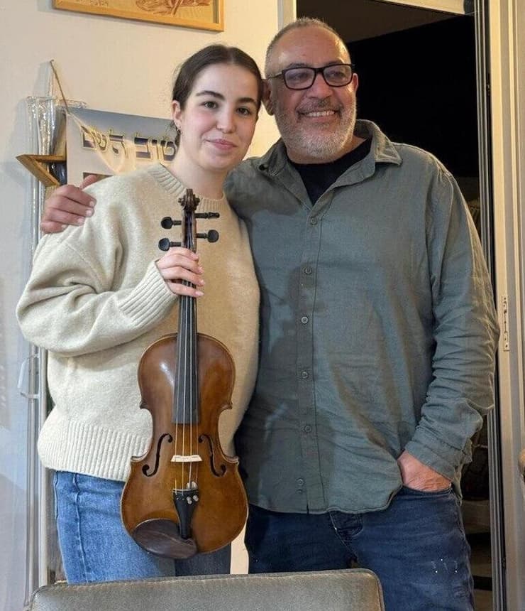 אגם ברגר עם צחי בק והכינור בן 130 השנים (צילום: באדיבות צחי בק) אגם ברגר עם צחי בק והכינור בן 130 השנים