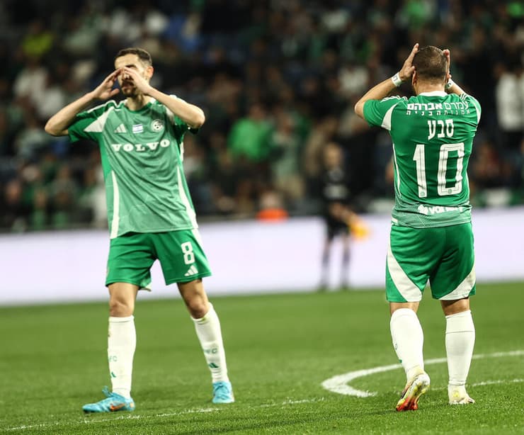 תהליך התפרקות. חזיזה וסבע (צילום: גיל נחושתן) שחקן מכבי חיפה דולב חזיזה עם דיא סבע