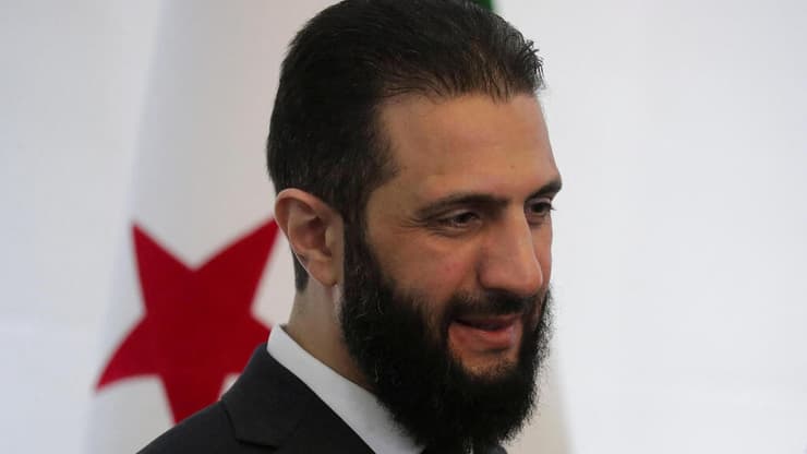 אל-ג'ולאני. "ההנהגה החדשה בסוריה אומרת את כל הדברים הנכונים, השאלה אם היא גם תעשה אותם" (צילום: REUTERS/Khalil Ashawi/File Photo) נשיא סוריה אבו מוחמד אל ג'ולאני