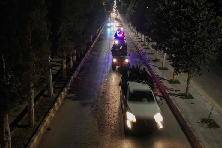 אנשי כוחות הביטחון הסוריים יוצאים מ אידליב לאזור לטקייה קרבות מול נאמני אסד סוריה