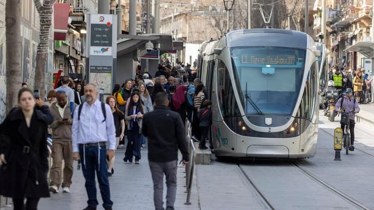 הרכבת הקלה בירושלים (צילום: עמית שאבי ) הנוסעים המאוכזבים ברכבת הקלה בירושלים