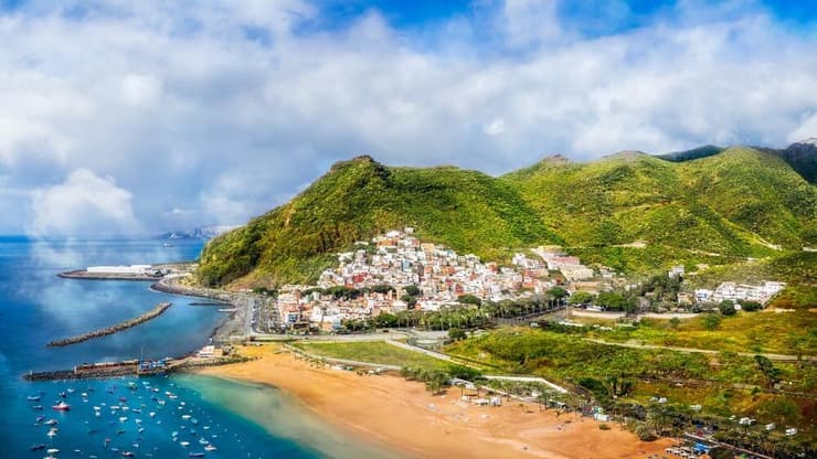 גם האיים הקנריים בתוך המסלול (צילום: Balate.Dorin / shutterstock) חוף לאס טרסיטאס, טנריף, האיים הקנריים, ספרד