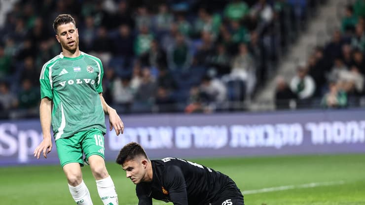 שחקן מכבי חיפה גיא מלמד מול שוער מ.ס אשדוד קרול נימצ'יסקי