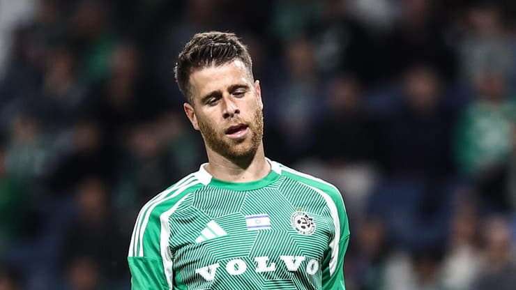 שחקן מכבי חיפה גיא מלמד מול שוער מ.ס אשדוד קרול נימצ'יסקי (צילום: גיל נחושתן) שחקן מכבי חיפה גיא מלמד מול שוער מ.ס אשדוד קרול נימצ'יסקי