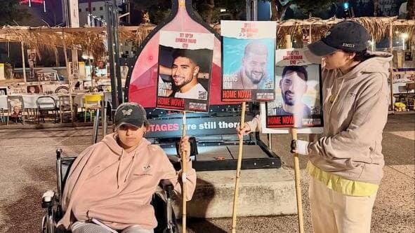 בכיכר החטופים אמילי דמארי ורומי גונן מתייצבות בכיכר החטופים ; קוראות לשחרורם של 59 החטופים שעודם בשבי