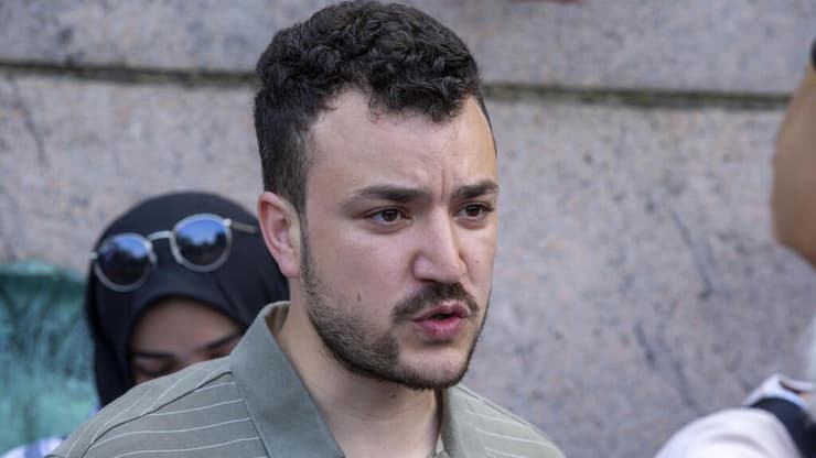 לא יגורש בינתיים. מחמוד חליל (צילום: AP Photo/Ted Shaffrey, file) מחמוד חליל, מפגין פרו-פלסטיני בוגר אוניברסיטת קולומביה