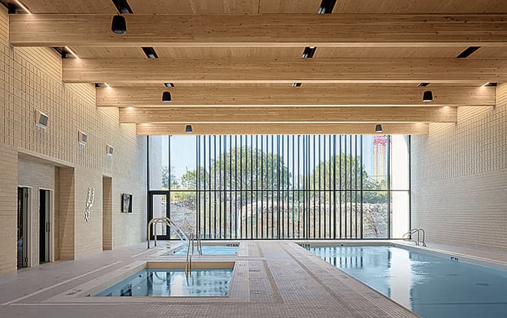 המתחם הנוצץ של סן־אנטוניו: מגרש מפואר, ספא שמשקיף לטבע ומבט מבחוץ (Dror Baldinger) המתחם הנוצץ של סן־אנטוניו: מגרש מפואר, ספא שמשקיף לטבע ומבט מבחוץ