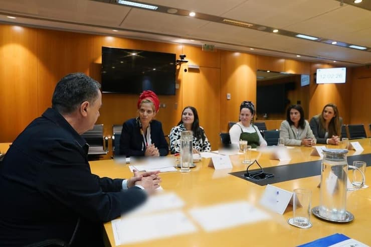 פורום נשות המילואימניקים בפגישה עם שר הביטחון