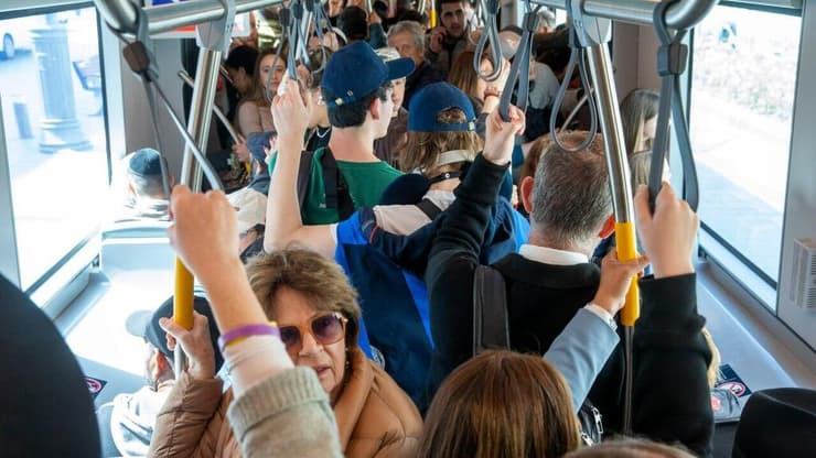 הנוסעים המאוכזבים ברכבת הקלה בירושלים