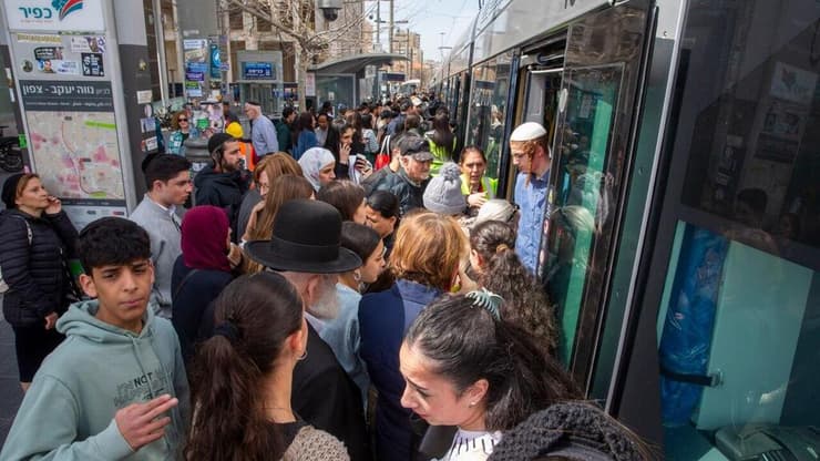 הנוסעים המאוכזבים ברכבת הקלה בירושלים
