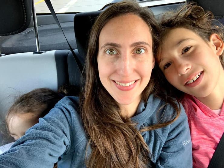 נועה אלון נפטרה בחיק משפחתה בהוספיס בית. בתמונה: עם האחיינים שי וגילי גולדשטיין (צילום: אלבום משפחתי) נועה אלון נפטרה בהוספיס בית. בתמונה: עם האחיינים שי וגילי גולדשטיין