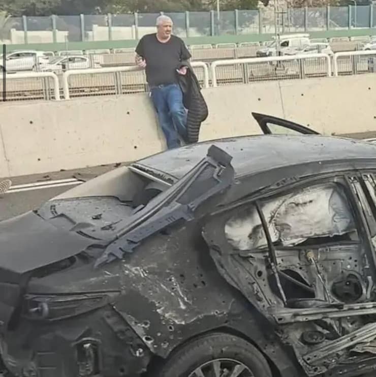 שלמי לחיאני עומד ליד הרכב לאחר ניסיון החיסול בלה גווארדיה