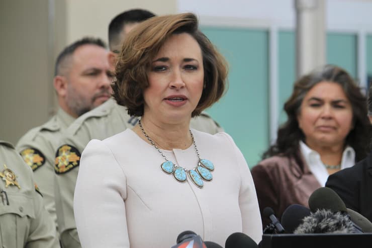 ד"ר הת'ר ג'רל, ממשרד החקירות הרפואיות של ניו מקסיקו, השיבה לשאלות בנוגע לחקירת מותם של השחקן ג'ין הקמן ובטסי אראקאווה (צילום: Susan Montoya Bryan / AP) החוקרת הרפואית הראשית, ד"ר הת'ר ג'רל, ממשרד החקירות הרפואיות של ניו מקסיקו, השיבה לשאלות בנוגע לחקירת מותם של השחקן ג'ין הקמן ובטסי אראקאווה במהלך מסיבת עיתונאים בניו מקסיקו